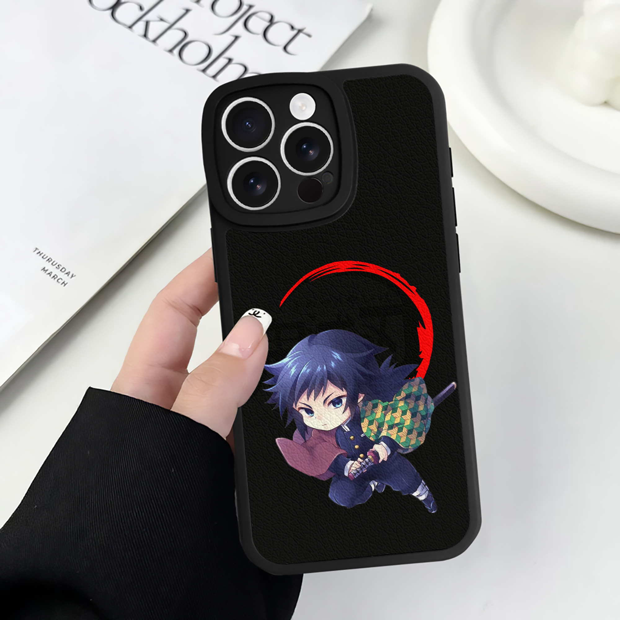 （画像用） 鬼滅の刃（きめつのやいば）水柱-冨岡 義勇／とみおか ぎゆう Tomioka Giyuu 【iPhone 16シリーズ対応】シリコンスマホケース（レザー調） 材質：シリコン